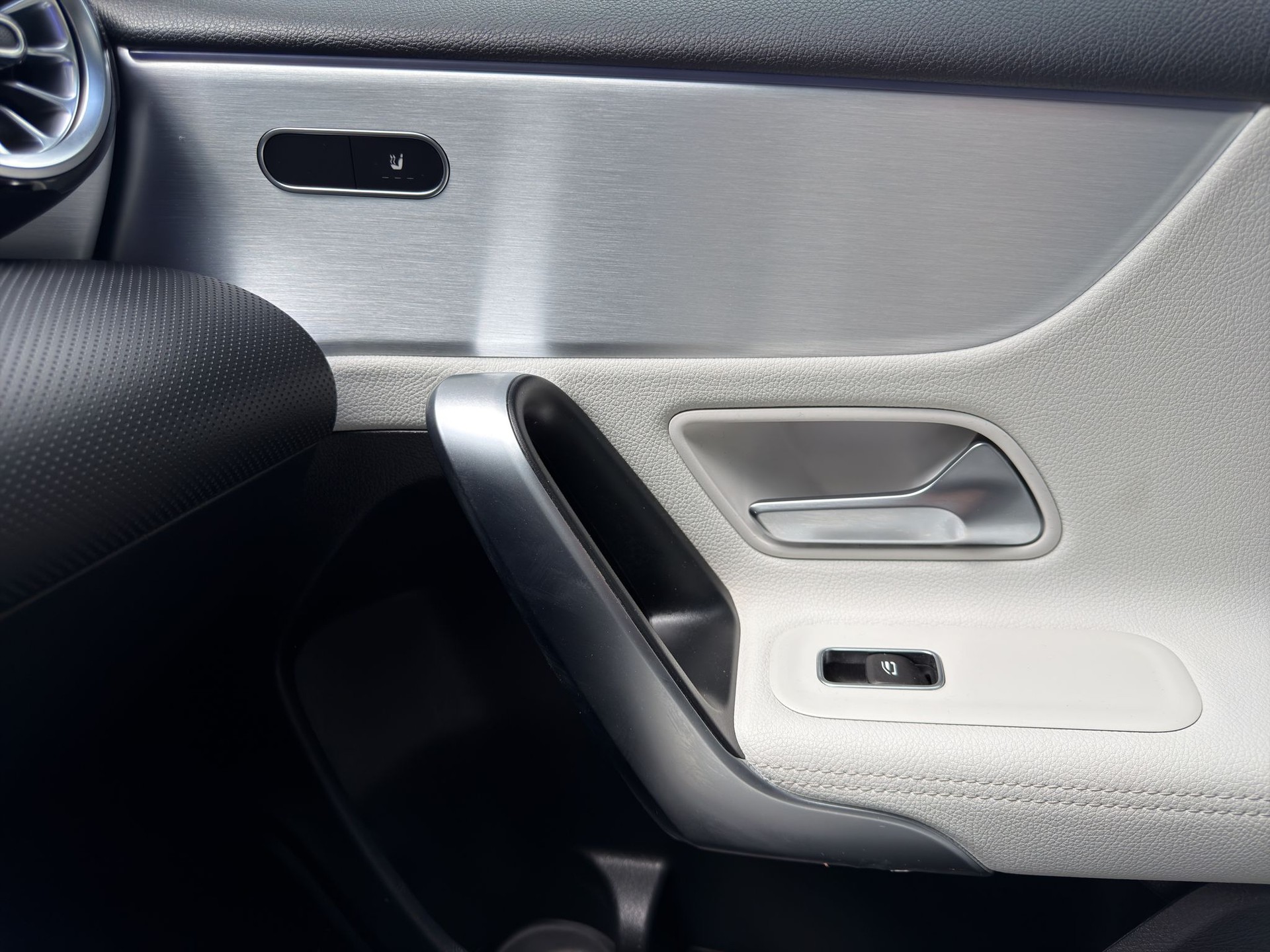 MERCEDES-BENZ A 220 d AMG Line 8G-DCT-image-11