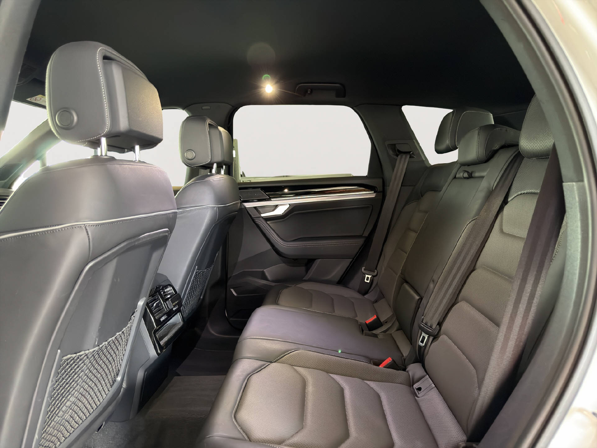 VW Touareg 3.0 V6 TDI 286 R-Line-image-17