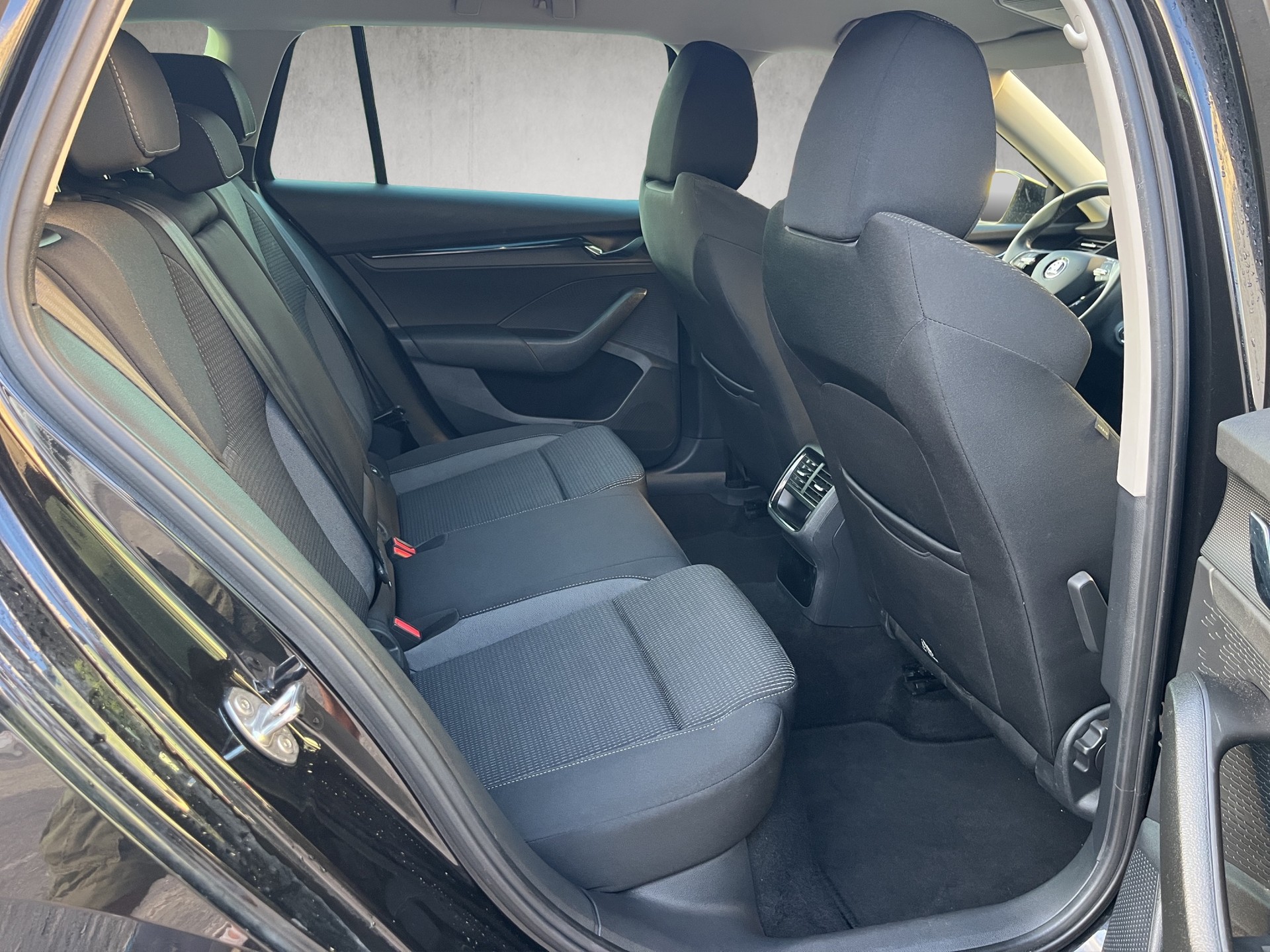 SKODA Octavia Combi 2.0 TDI DSG Ambition-image-12