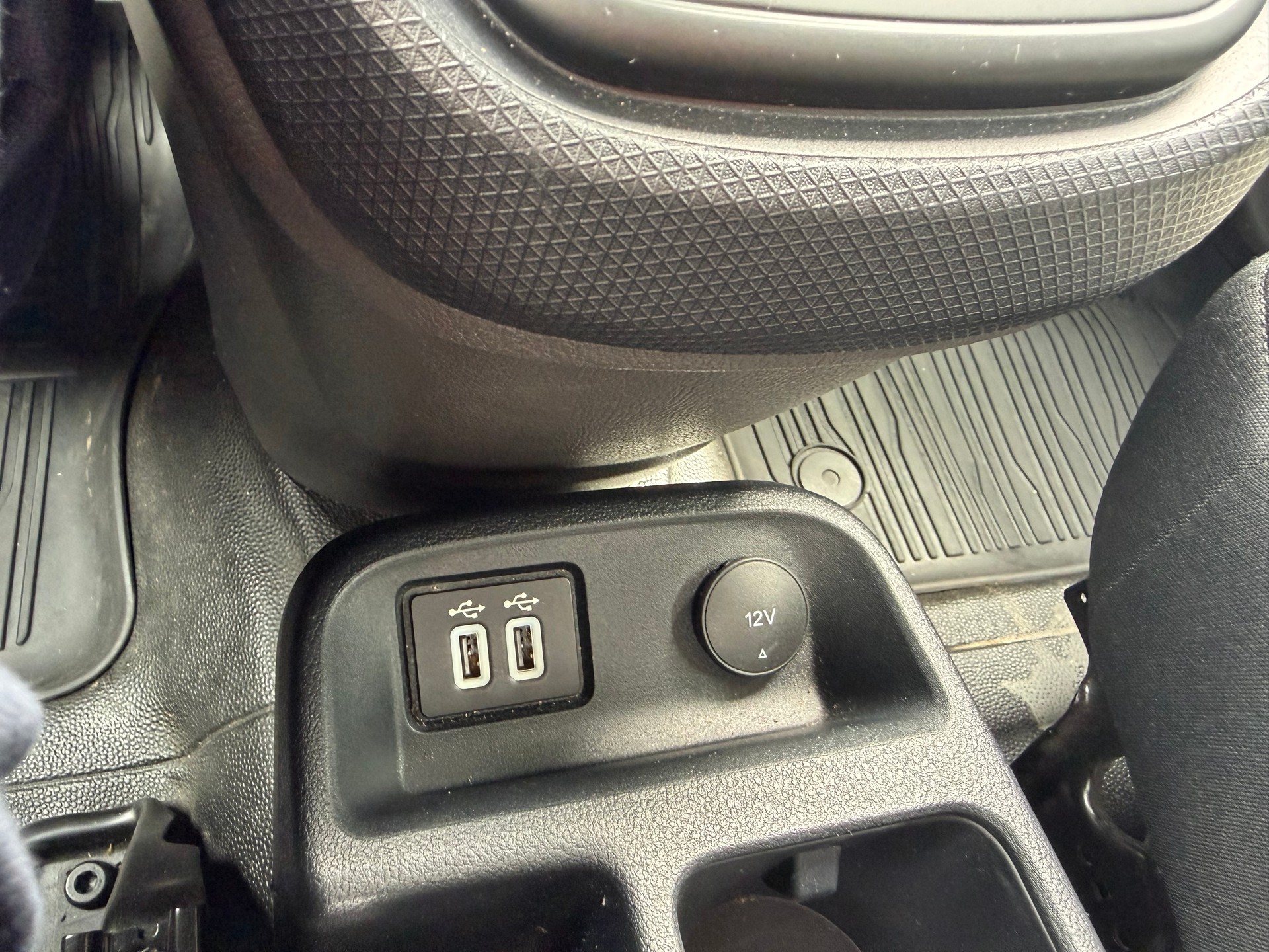 FORD Transit Connect Van T210 1.5 Eco Blue Ambiente A-image-19