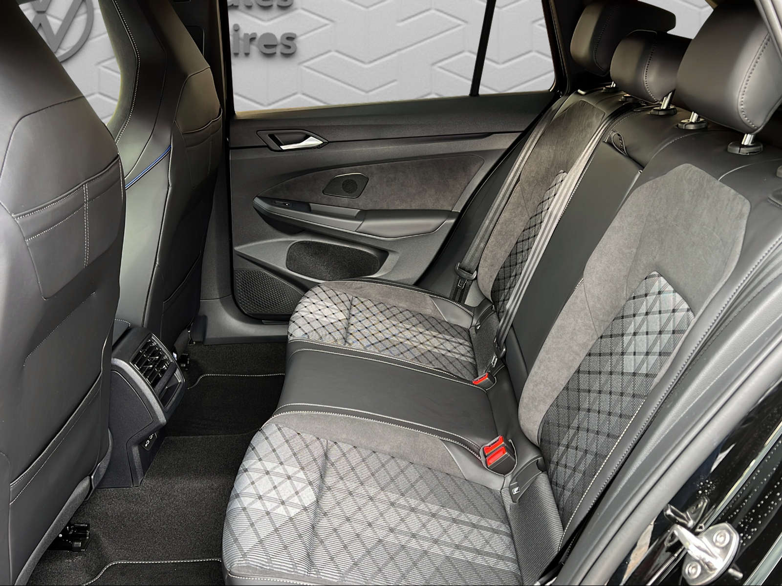 VW Golf Variant 1.5 eTSI mHEV R-Line DSG-image-12