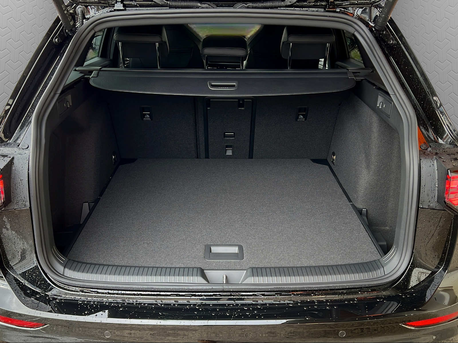 VW Golf Variant 1.5 eTSI mHEV R-Line DSG-image-13
