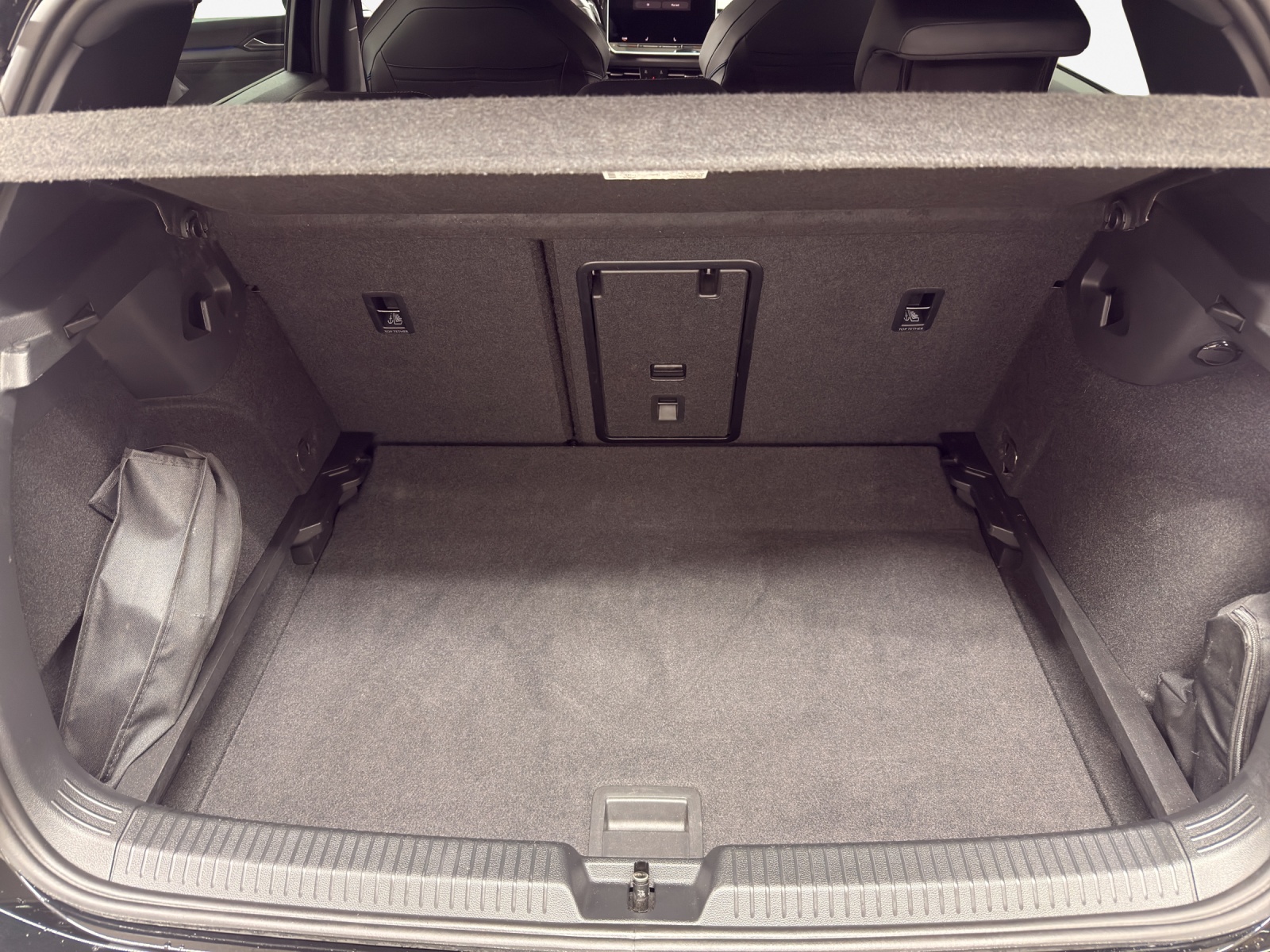 VW Golf 1.5 e TSI mHEV R-Line DSG-image-12