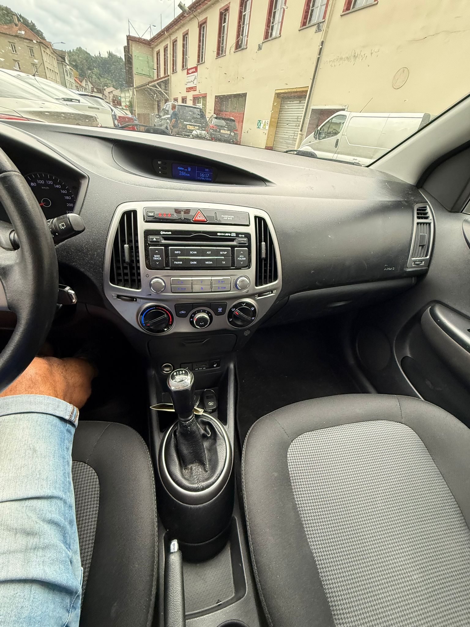 HYUNDAI i20 1.4 Premium-image-8