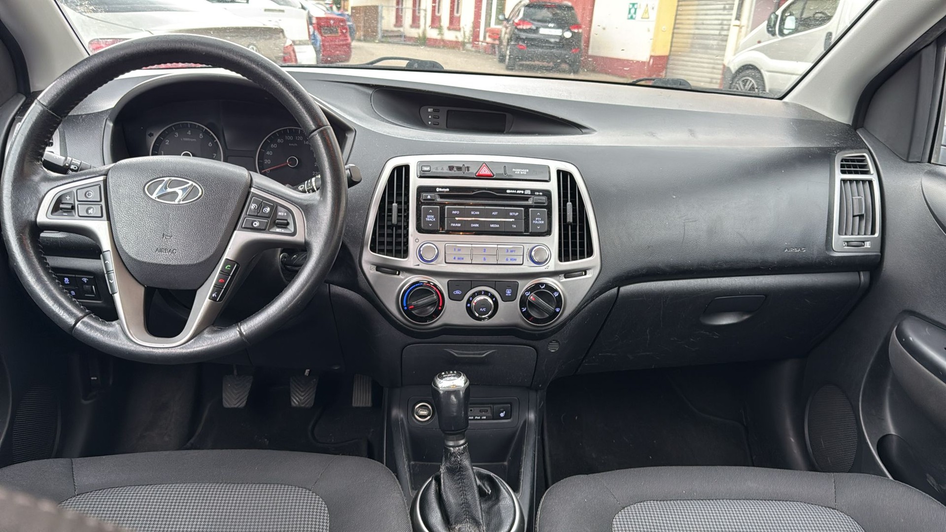 HYUNDAI i20 1.4 Premium-image-11