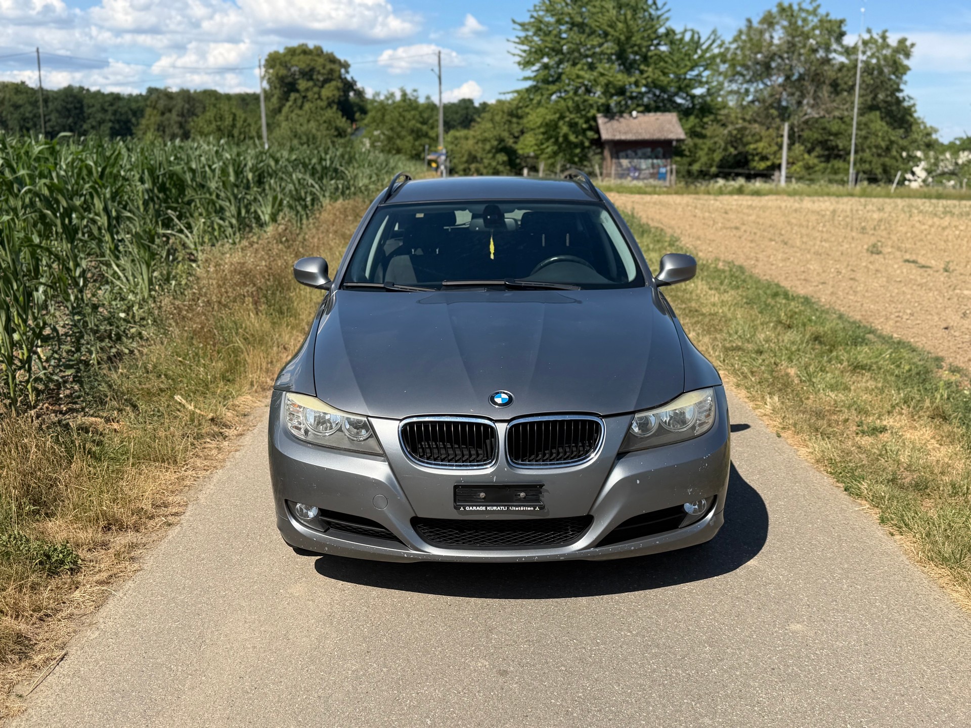 BMW 318i Touring-image-0