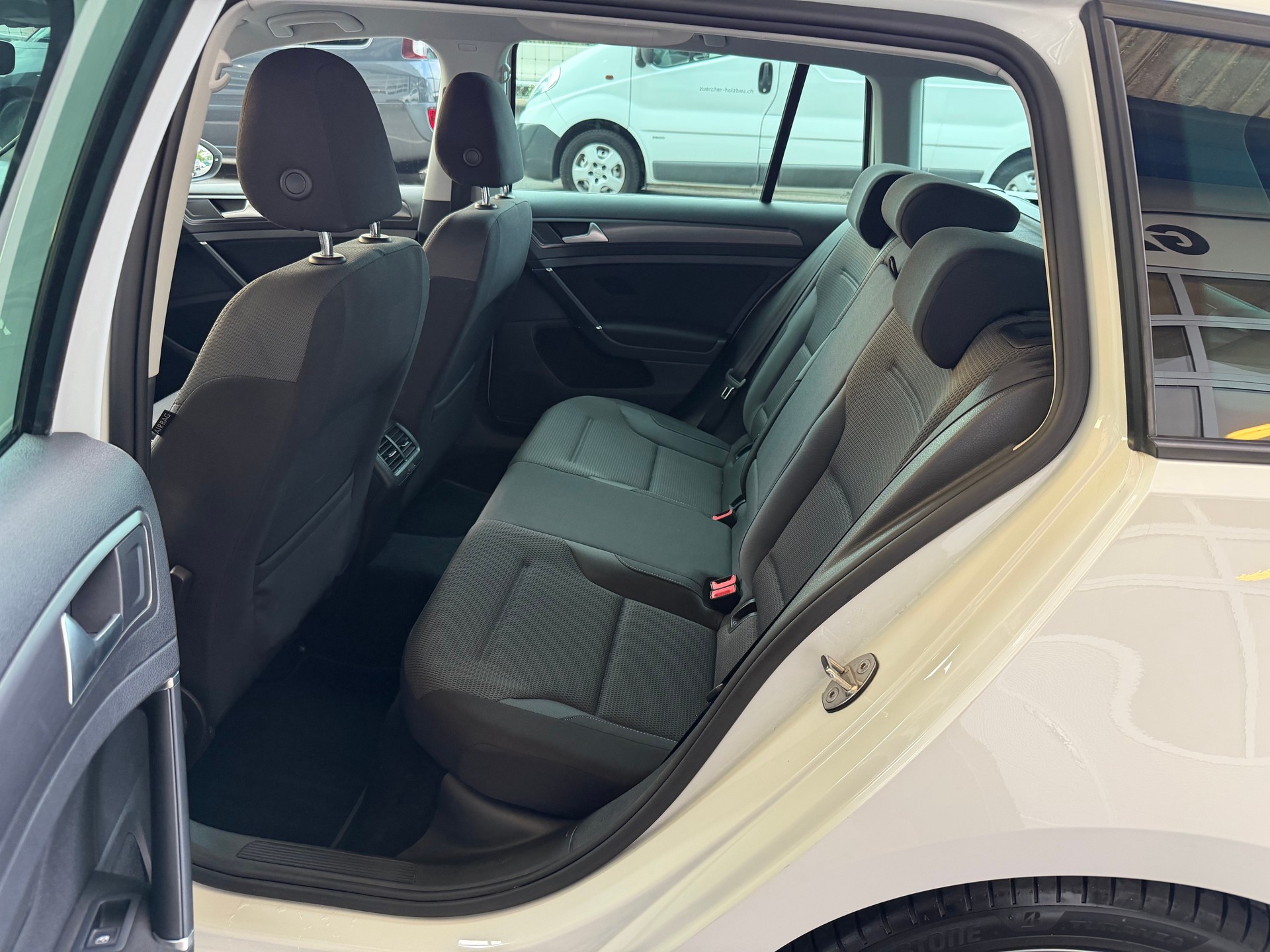 VW Golf Variant 1.4 TSI R-Line DSG-image-11