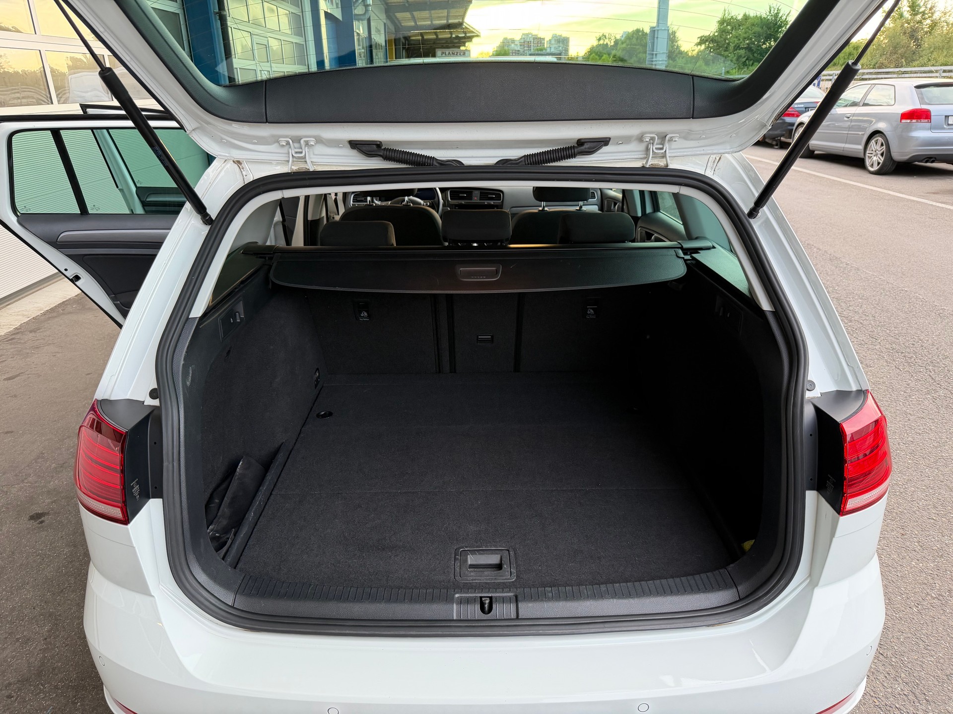 VW Golf Variant 1.4 TSI R-Line DSG-image-12