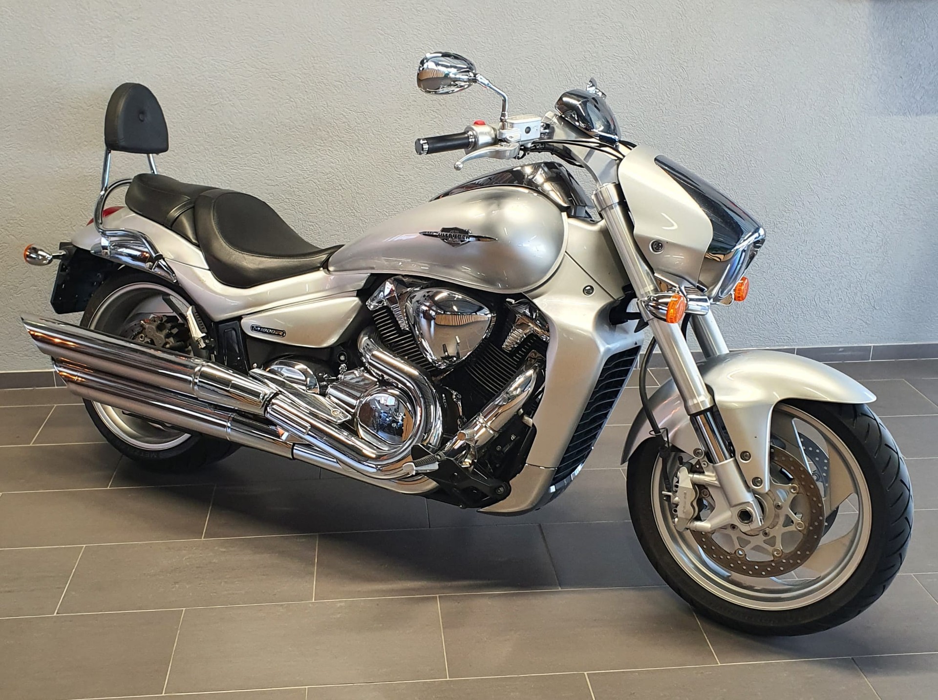 SUZUKI M 1800 R K6