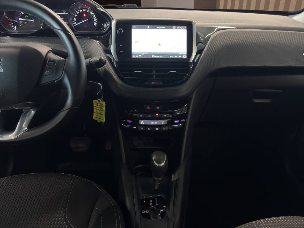 PEUGEOT 208 1.2 PureTech Allure EAT6-image-14