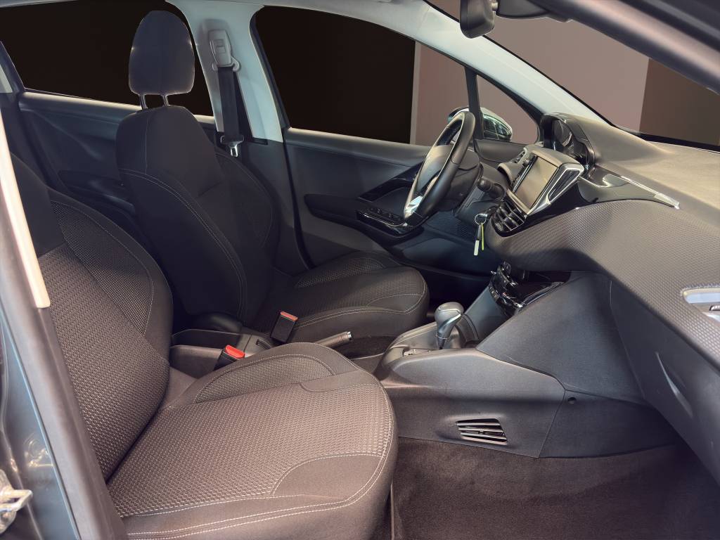 PEUGEOT 208 1.2 PureTech Allure EAT6-image-6