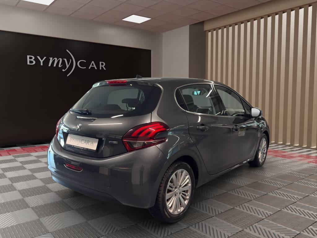 PEUGEOT 208 1.2 PureTech Allure EAT6-image-2