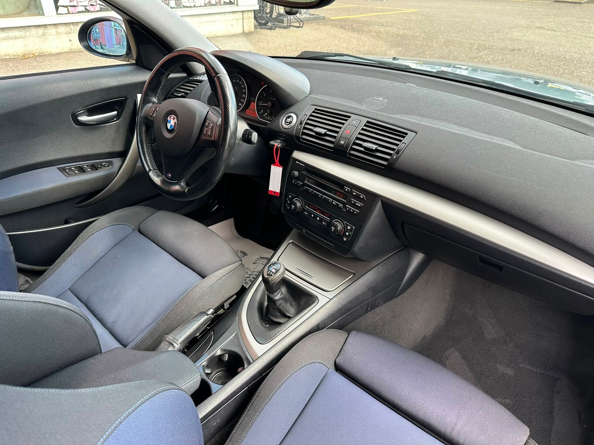 BMW 120i-image-12