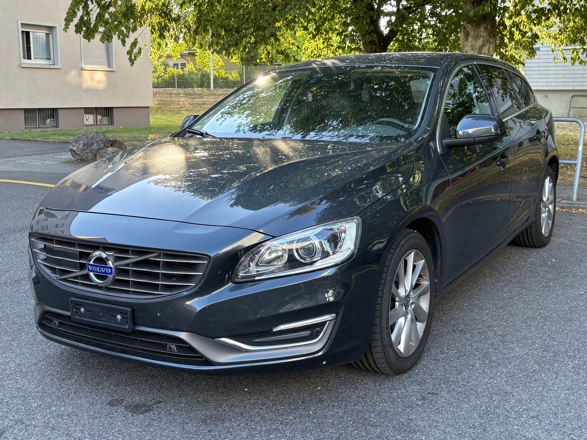 VOLVO V60 D4 Momentum ab MFK und Service-image-0