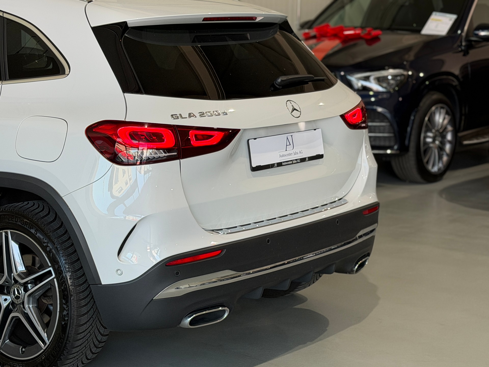 MERCEDES-BENZ GLA 200d AMG Line 8G-DCT-image-14
