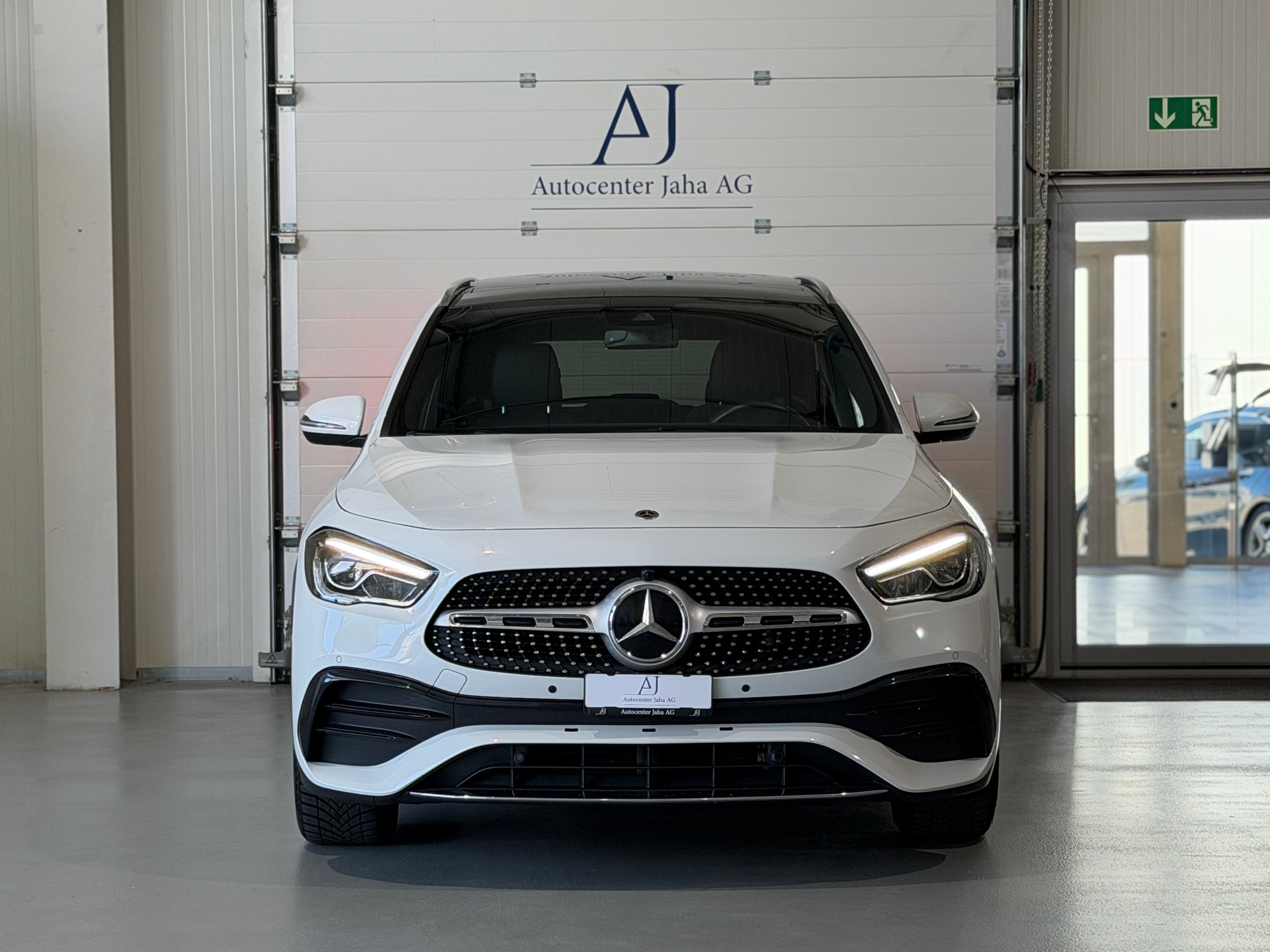 MERCEDES-BENZ GLA 200d AMG Line 8G-DCT-image-3