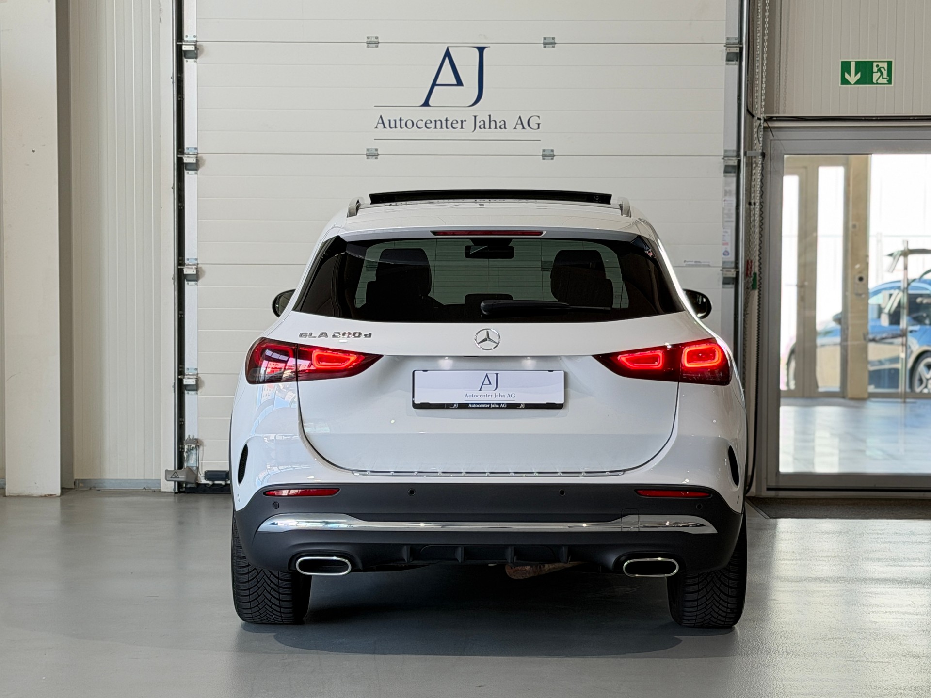 MERCEDES-BENZ GLA 200d AMG Line 8G-DCT-image-15