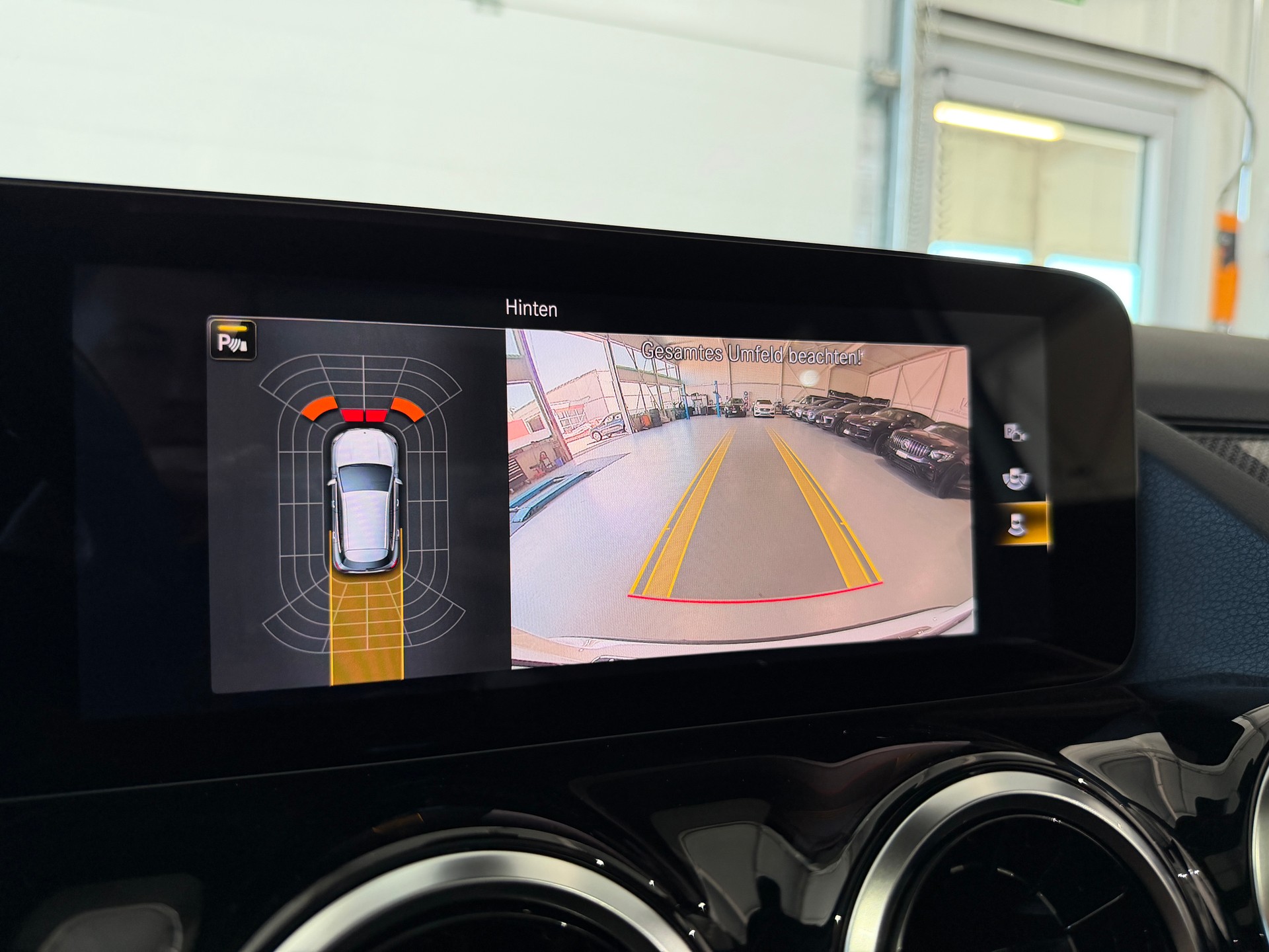 MERCEDES-BENZ GLA 200d AMG Line 8G-DCT-image-10