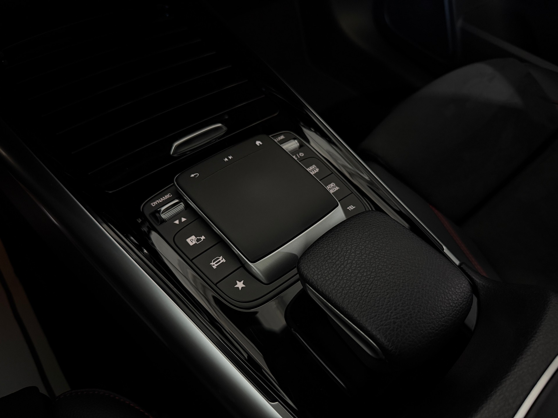 MERCEDES-BENZ GLA 200d AMG Line 8G-DCT-image-11