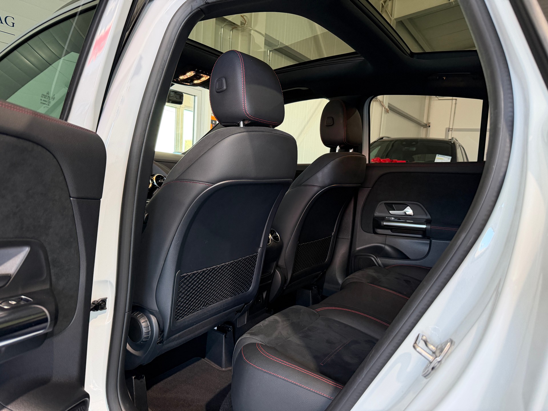 MERCEDES-BENZ GLA 200d AMG Line 8G-DCT-image-13