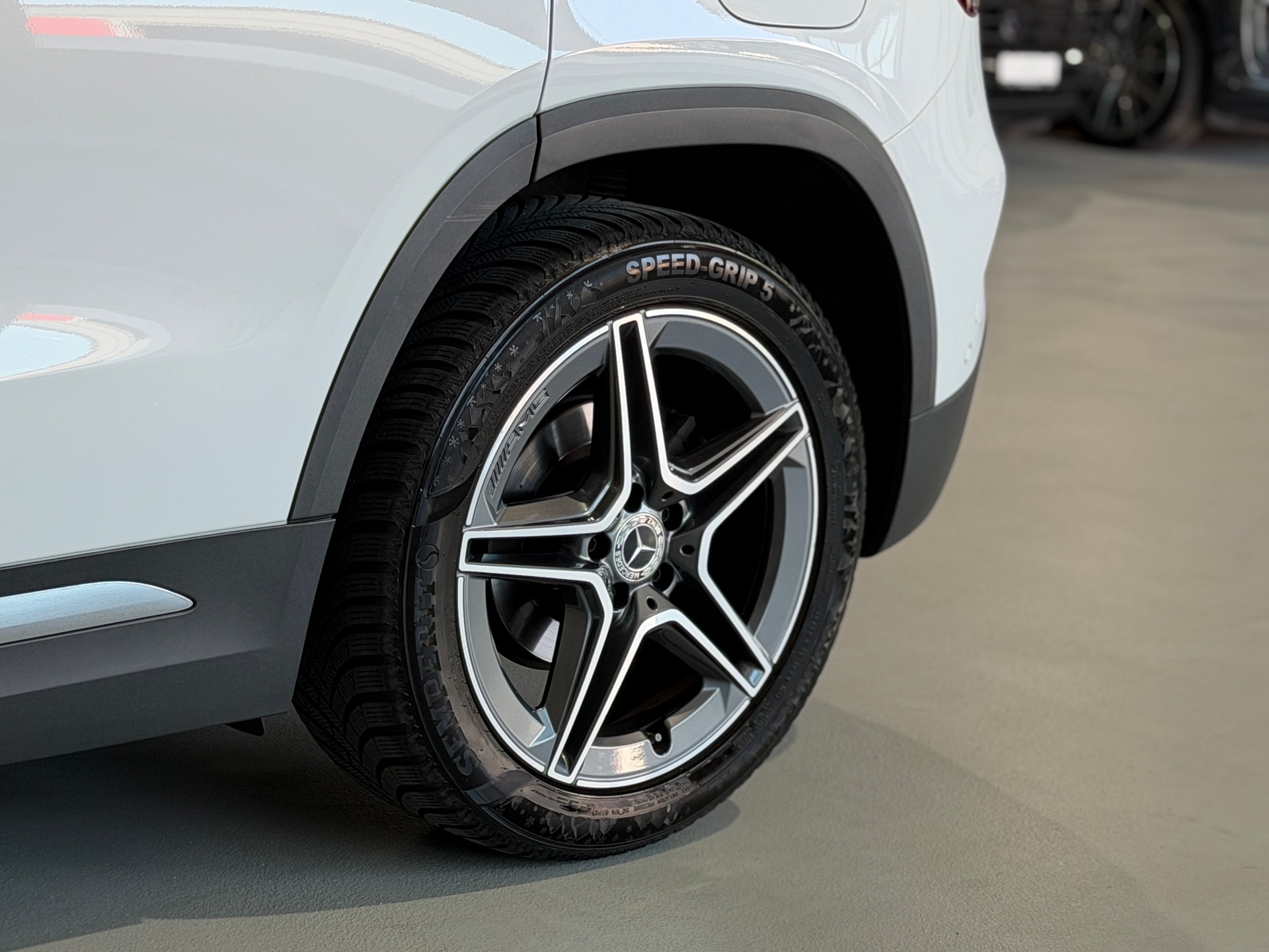 MERCEDES-BENZ GLA 200d AMG Line 8G-DCT-image-16