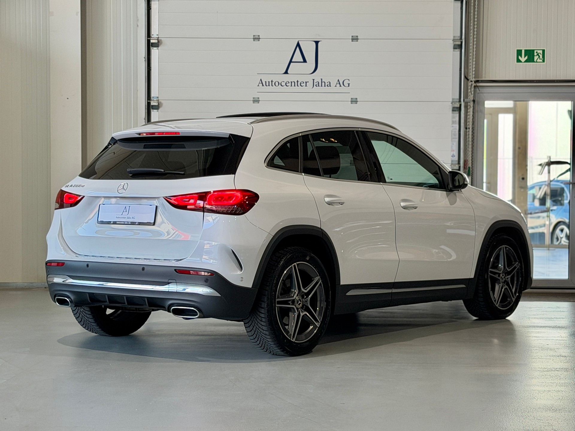 MERCEDES-BENZ GLA 200d AMG Line 8G-DCT-image-6