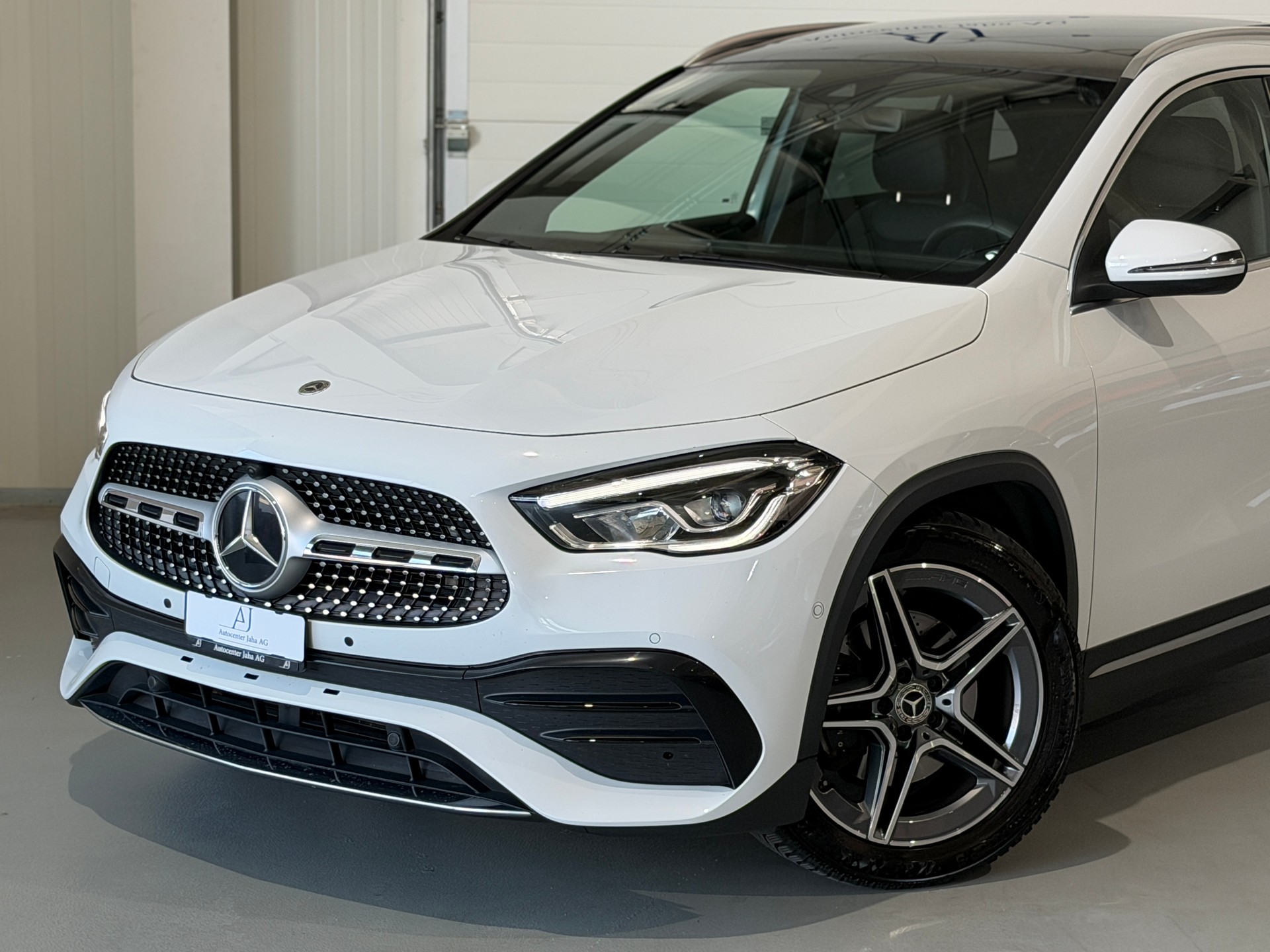MERCEDES-BENZ GLA 200d AMG Line 8G-DCT-image-1