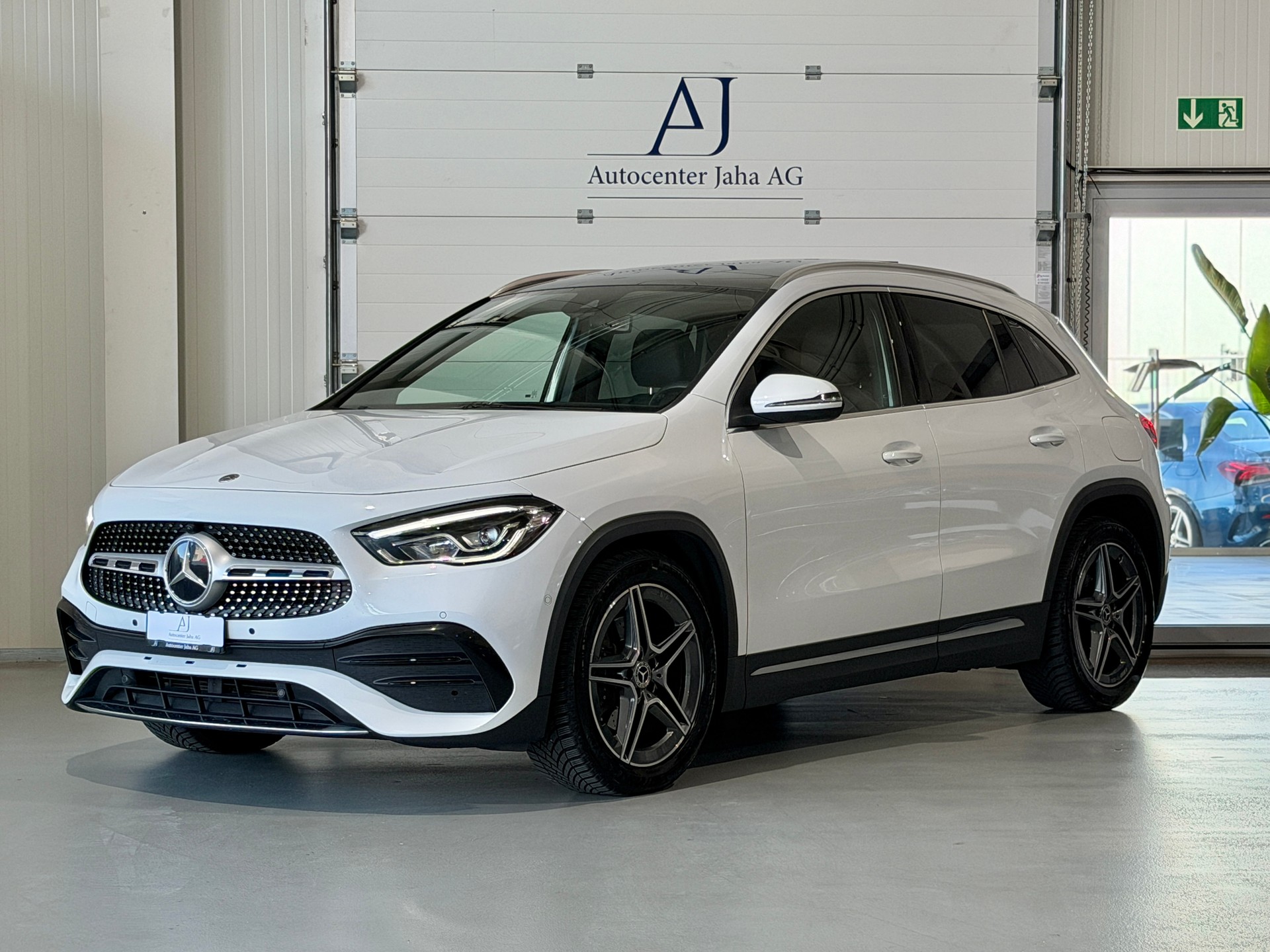MERCEDES-BENZ GLA 200d AMG Line 8G-DCT-image-2