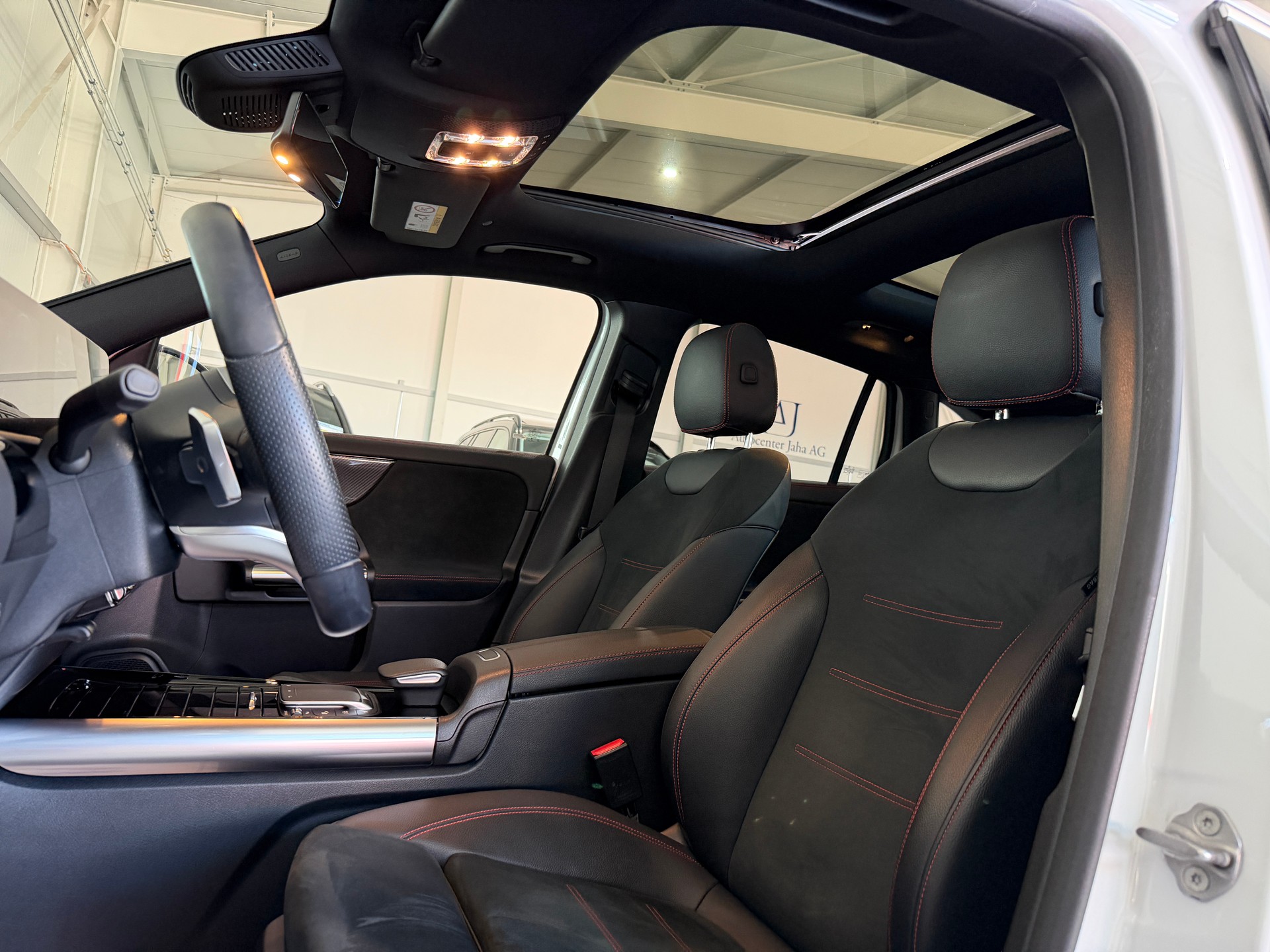 MERCEDES-BENZ GLA 200d AMG Line 8G-DCT-image-12