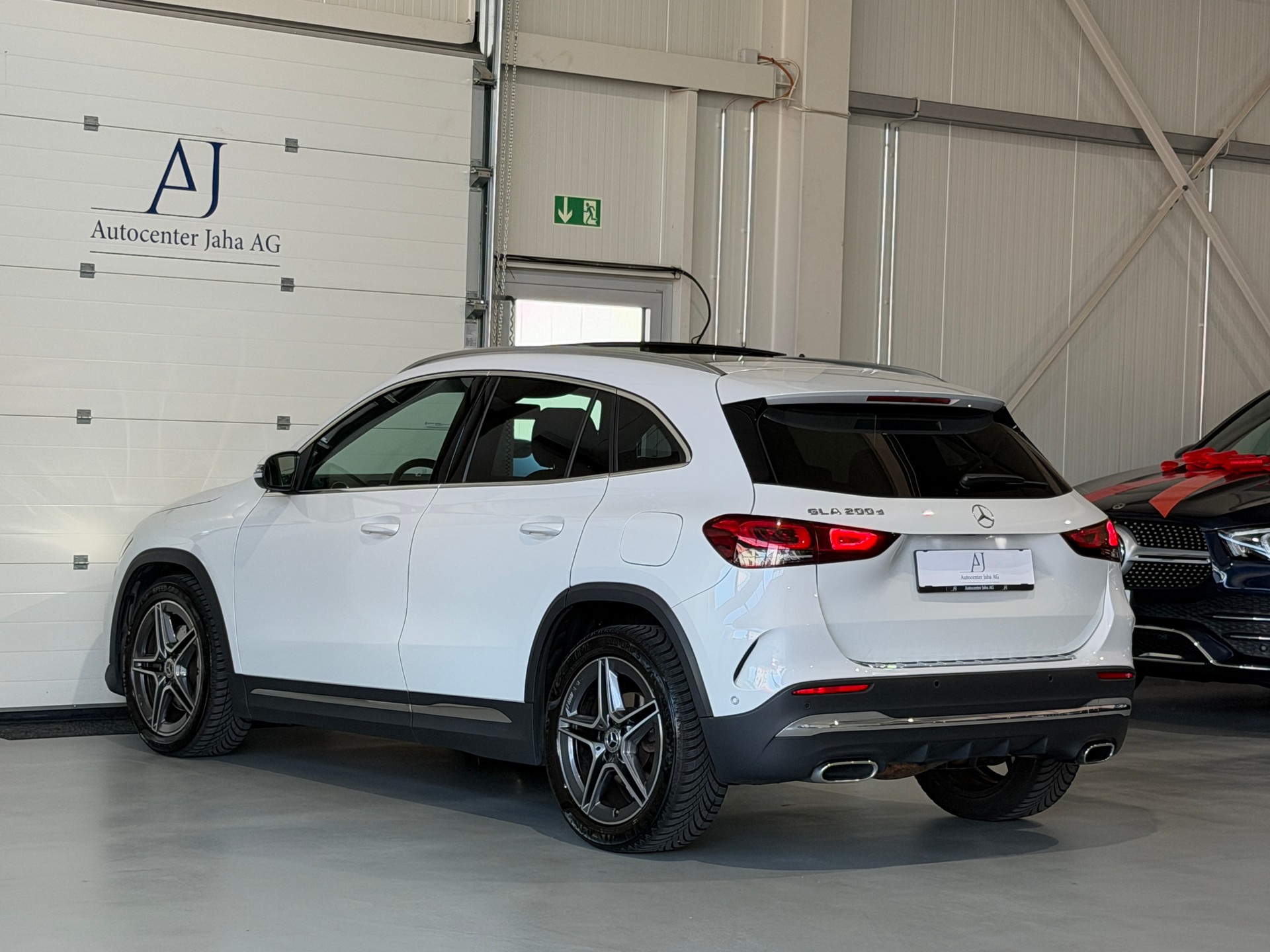 MERCEDES-BENZ GLA 200d AMG Line 8G-DCT-image-17