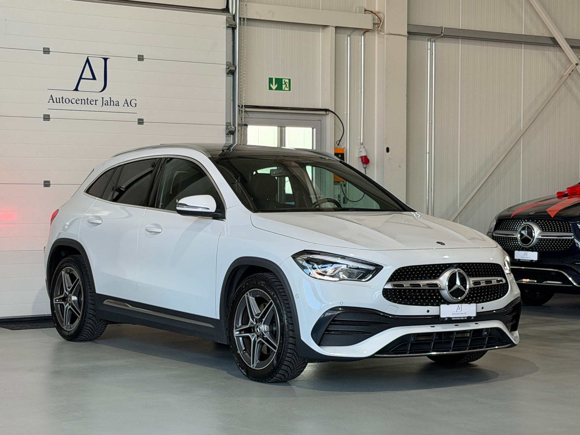 MERCEDES-BENZ GLA 200d AMG Line 8G-DCT-image-4