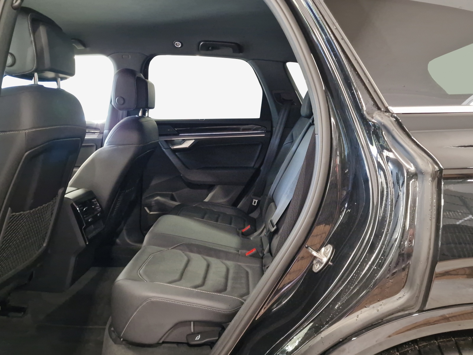 VW Touareg 3.0 TDI R-Line Tiptronic-image-11