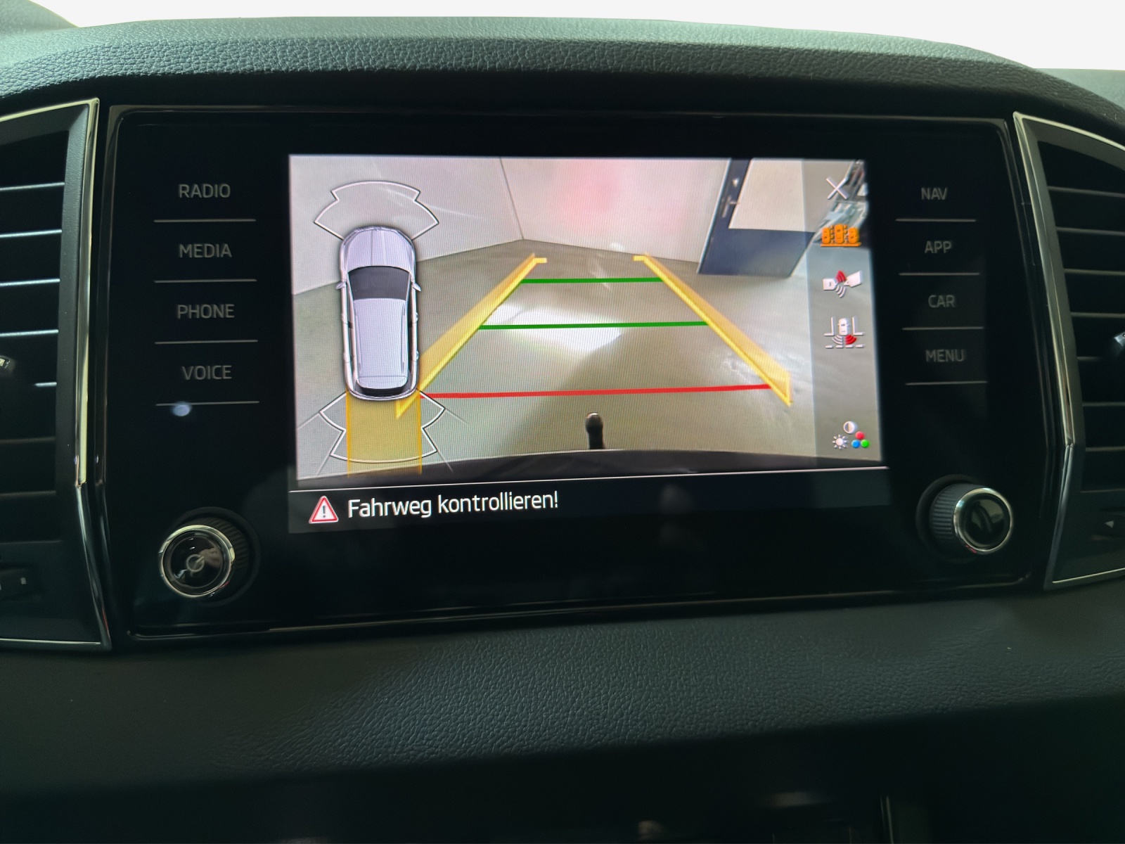 SKODA Karoq 1.5 TSI Dynamic DSG-image-15