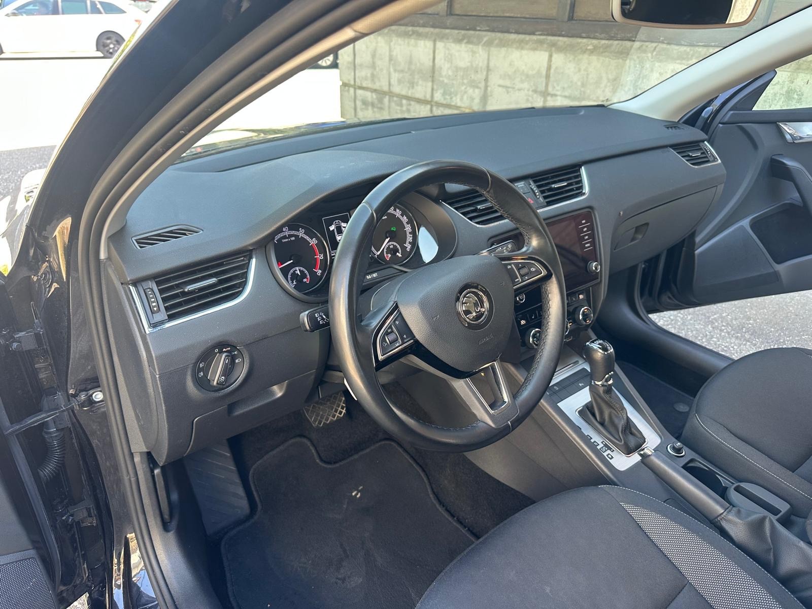 SKODA Octavia Combi 2.0 TSI Ambition DSG-image-9