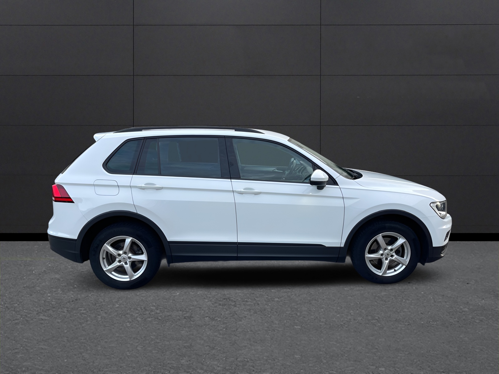 VW Tiguan 2.0 TDI SCR Trendline 4Motion DSG-image-4