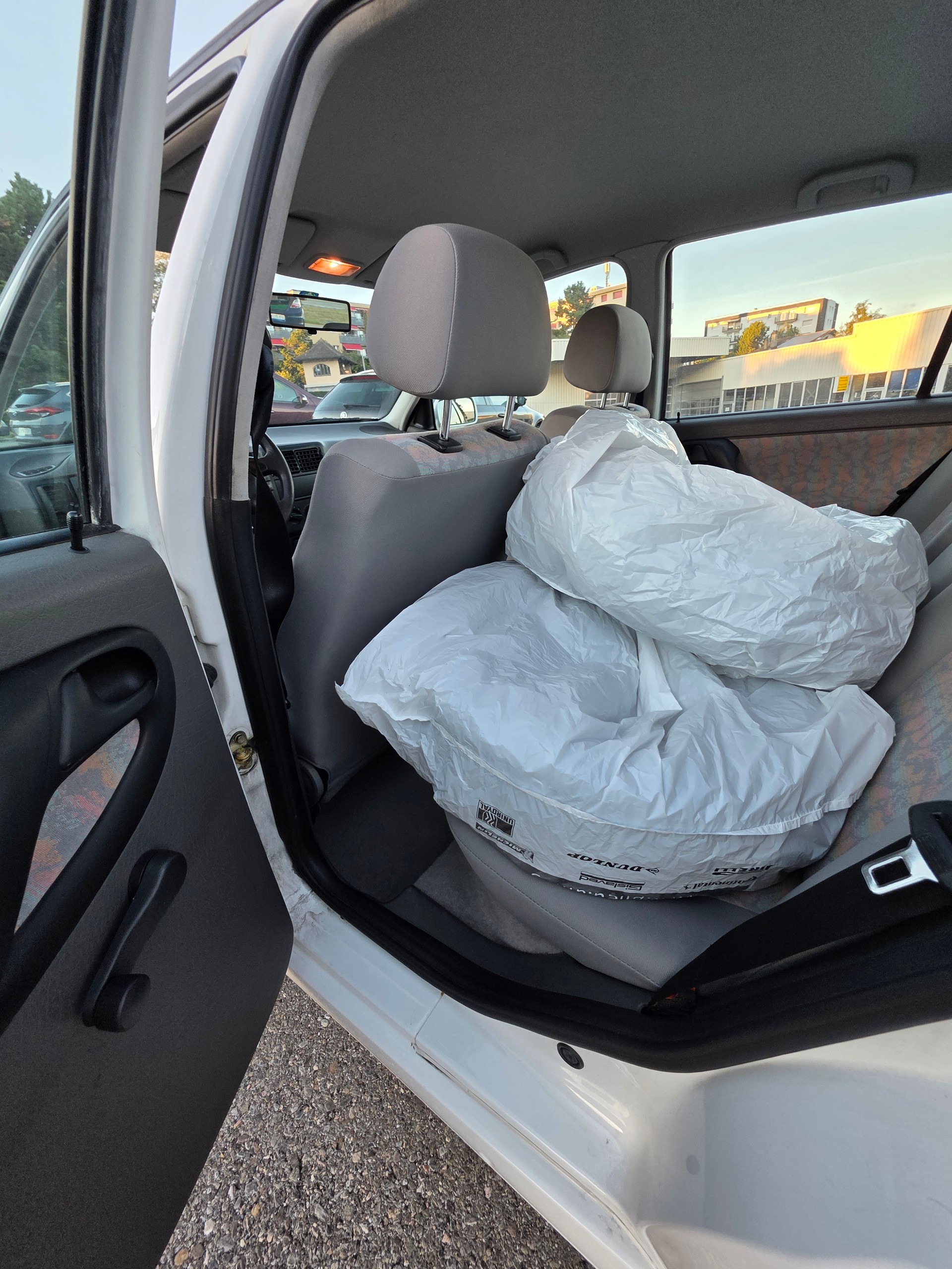 VW Polo 60 Automatic-image-5