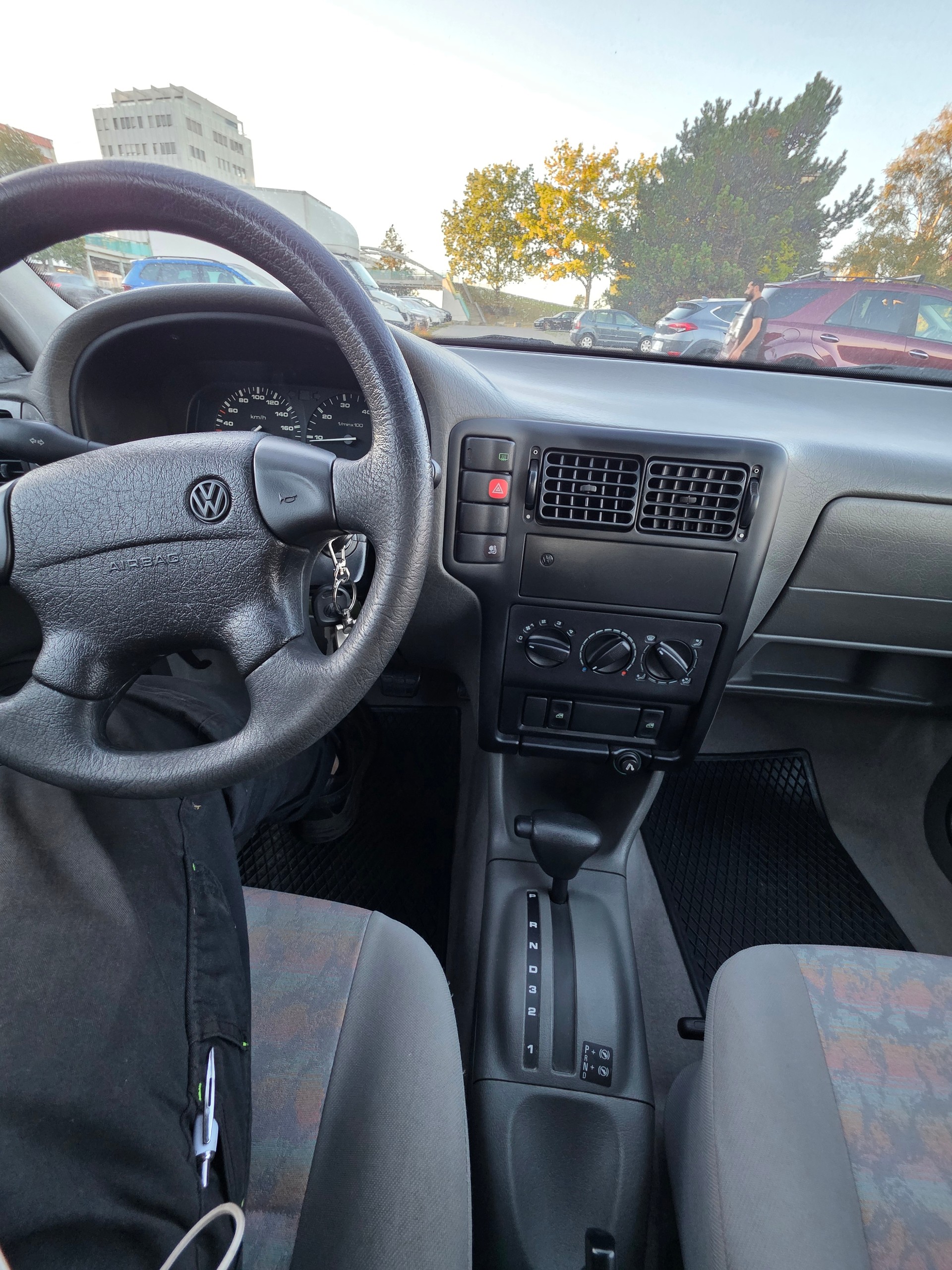 VW Polo 60 Automatic-image-8