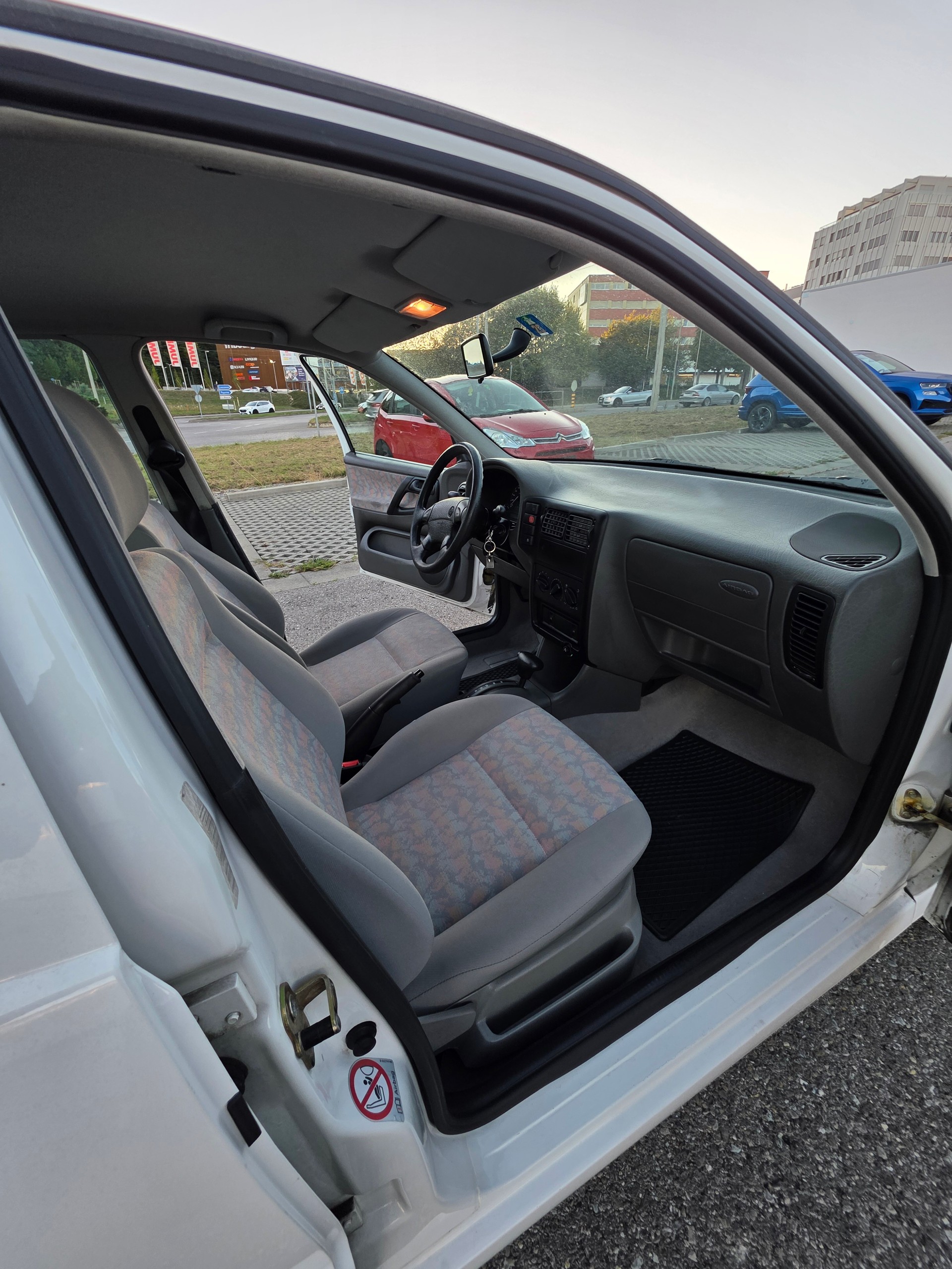 VW Polo 60 Automatic-image-6