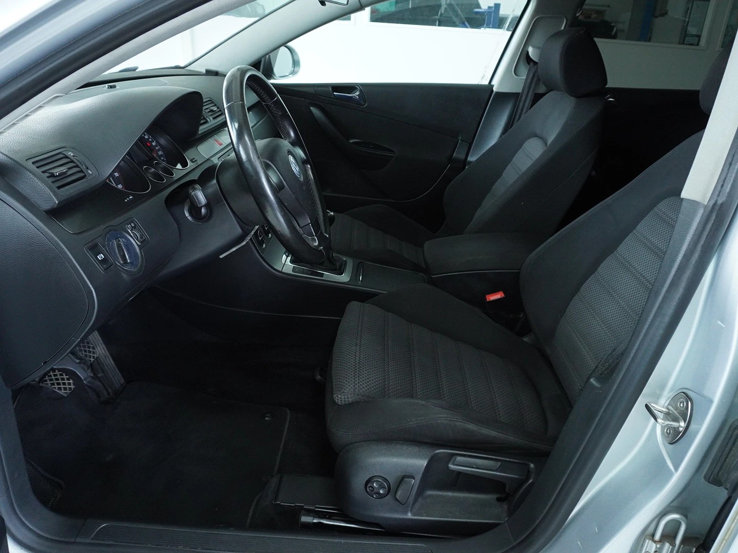 VW Passat Variant 2.0 FSI Sportline 4Motion-image-2