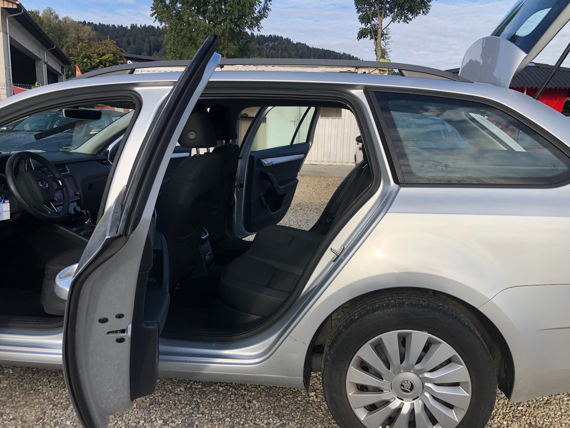 SKODA Octavia Combi 1.6 TDI Swiss Line 25 DSG-image-9