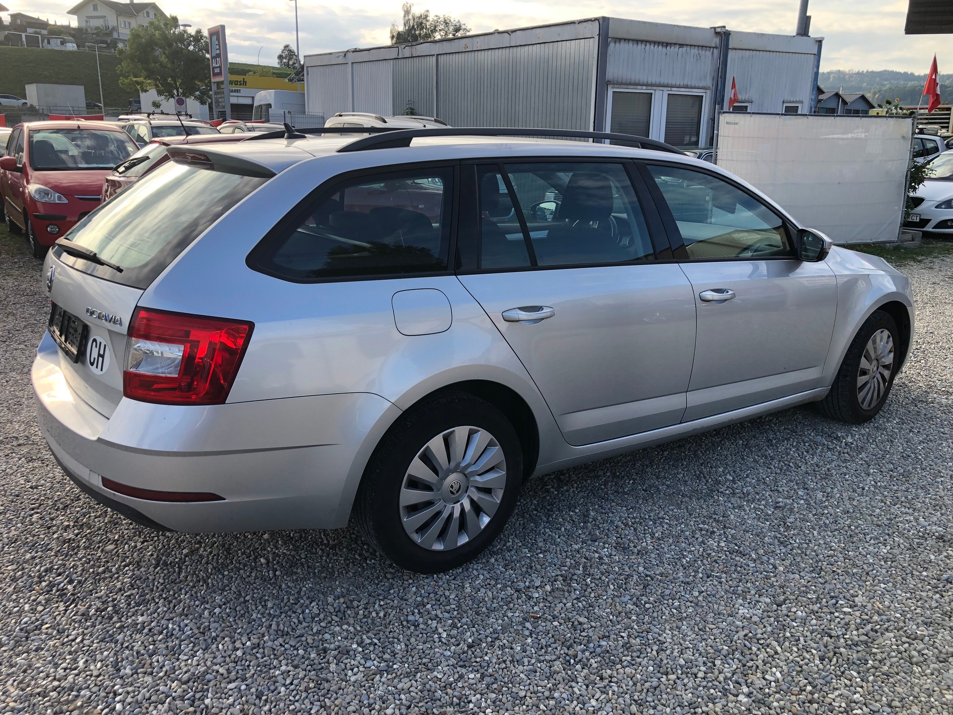SKODA Octavia Combi 1.6 TDI Swiss Line 25 DSG-image-3