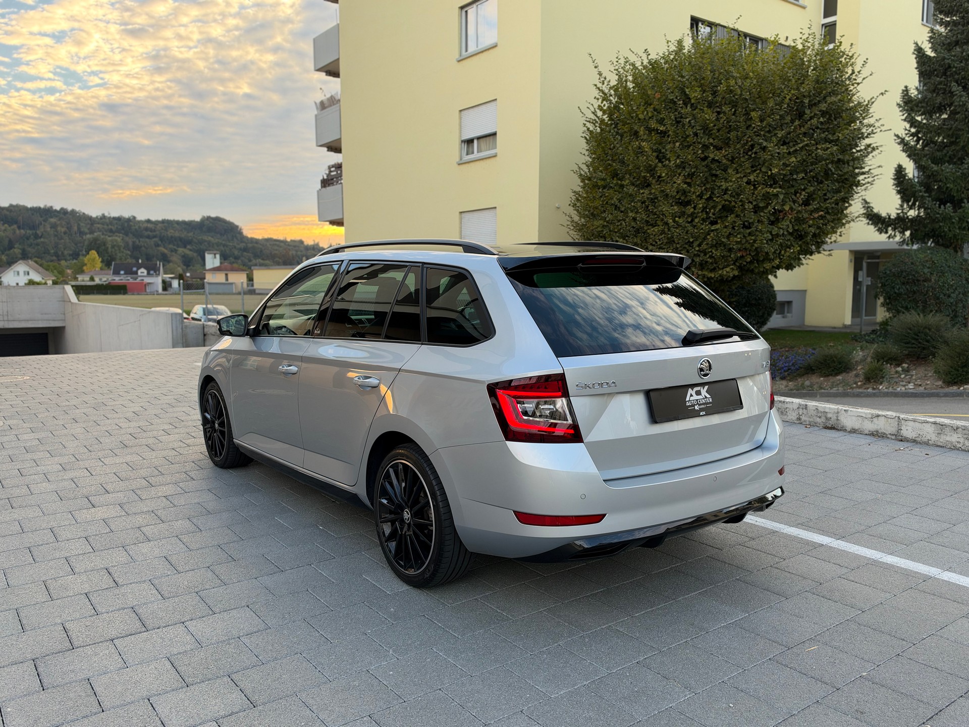 SKODA Fabia Combi 1.0 TSI Monte Carlo DSG-image-2