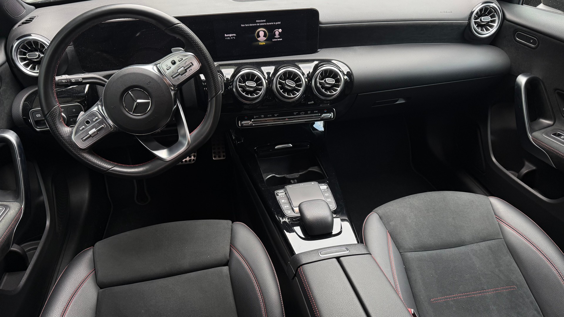 MERCEDES-BENZ A 200 d 4Matic AMG Line-image-14