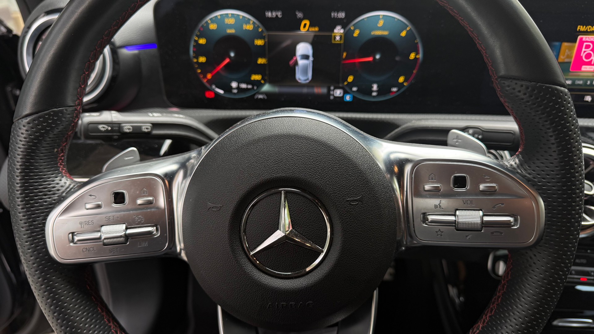 MERCEDES-BENZ A 200 d 4Matic AMG Line-image-11