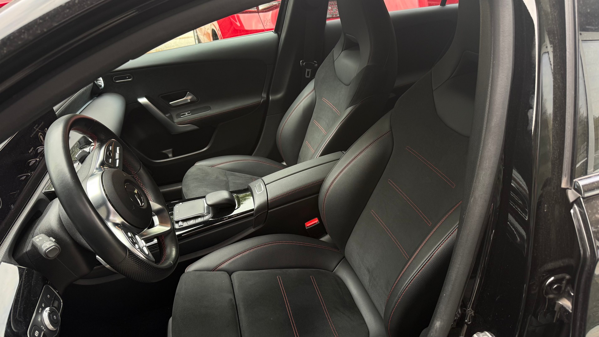 MERCEDES-BENZ A 200 d 4Matic AMG Line-image-7