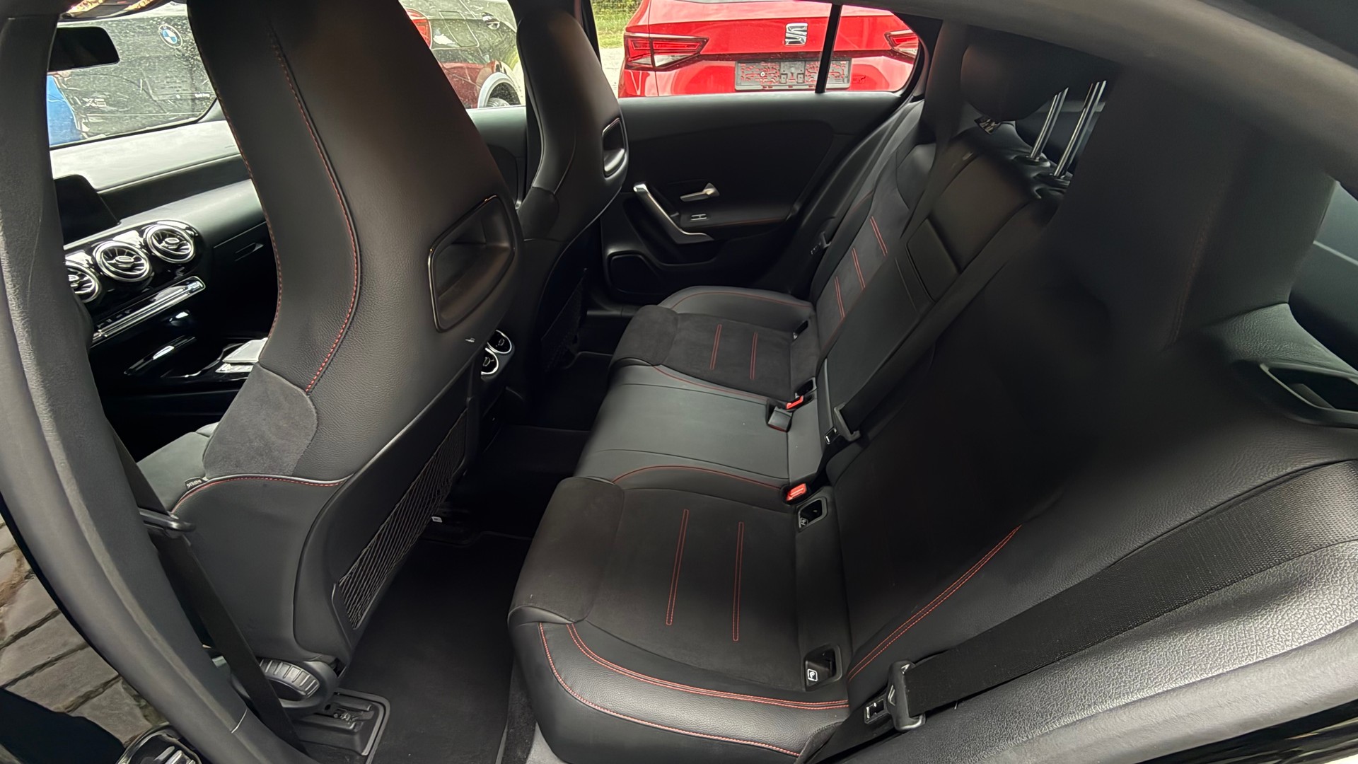 MERCEDES-BENZ A 200 d 4Matic AMG Line-image-6