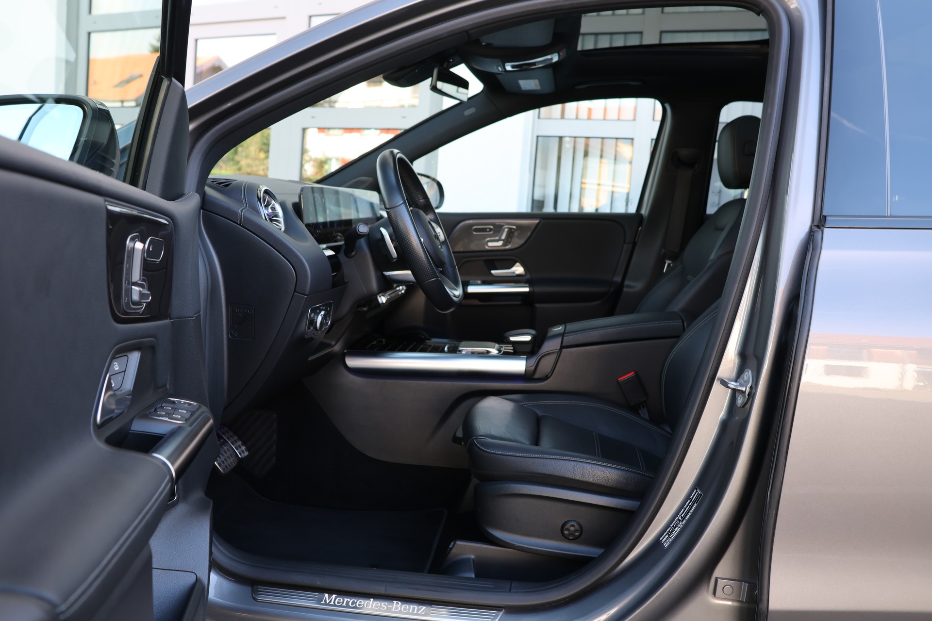 MERCEDES-BENZ B 250 4Matic AMG Line (CH)-image-9