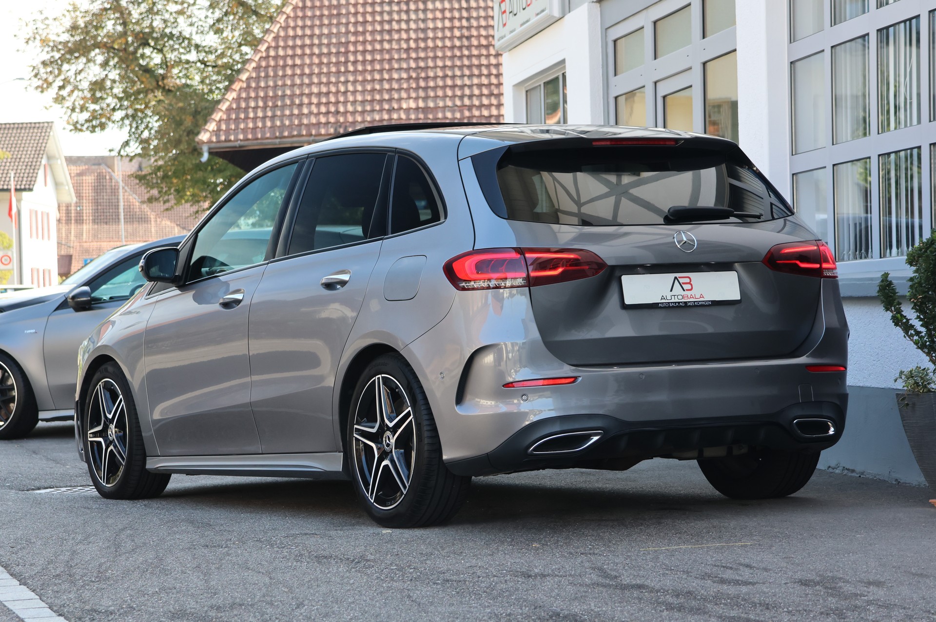MERCEDES-BENZ B 250 4Matic AMG Line (CH)-image-2