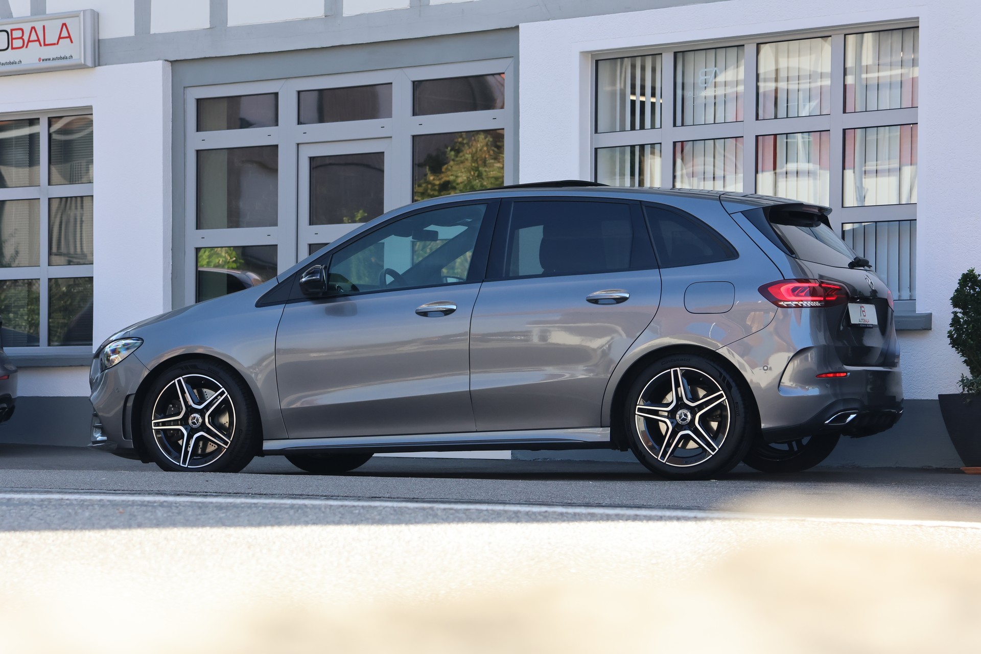 MERCEDES-BENZ B 250 4Matic AMG Line (CH)-image-3