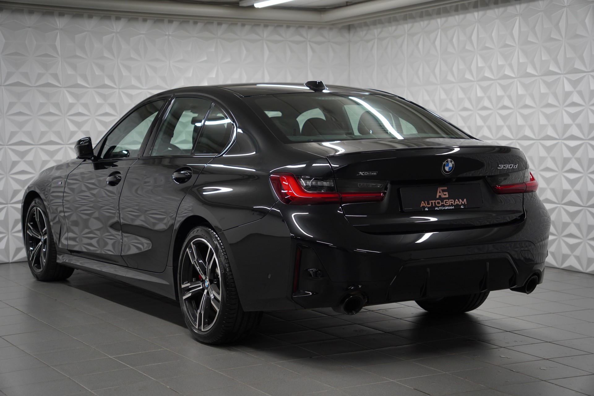 BMW 330d xDrive 48V Steptronic M Sport Pro-showroom-element-2